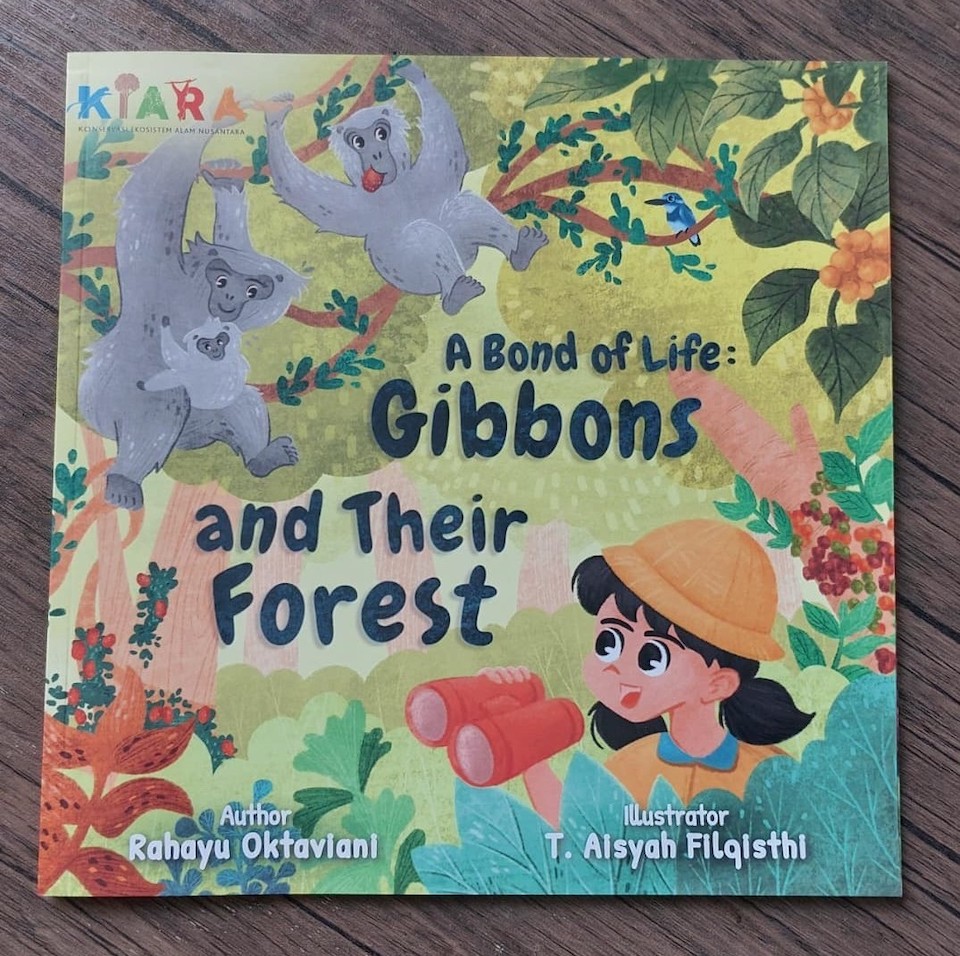 The front cover of a storybook on Javan gibbons.