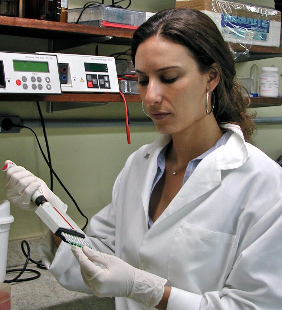 Juliana working in the laboratory during her academic training.