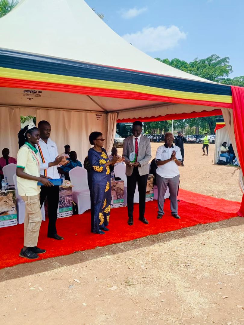 Receiving the Wildlife Digital Innovations award from the Ugandan Government on World Wildlife Day, March 2025 – Credit: Michael Jurua