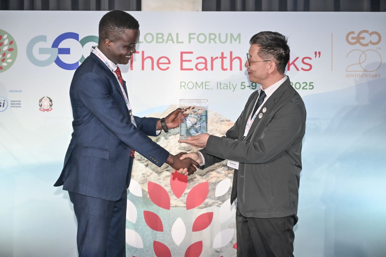 Receiving the Group on Earth Observations (GEO) Emerging Leader Award as the youngest and only African awardee in 2025 – Credit: Michael Jurua